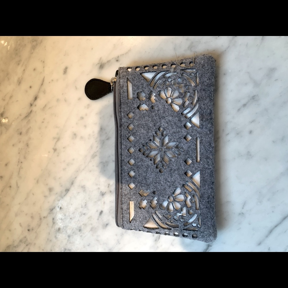 Gray felt clutch. Zipper closure. Laser cut detail
